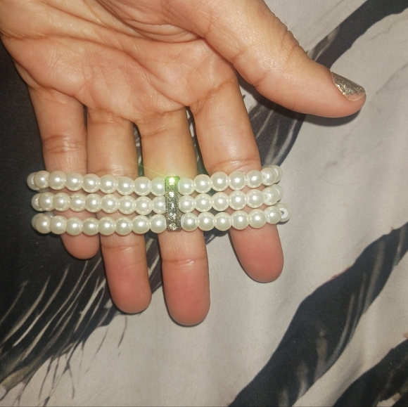 Women Ivory Pearls Elastic Bracelet - Picture 9 of 9